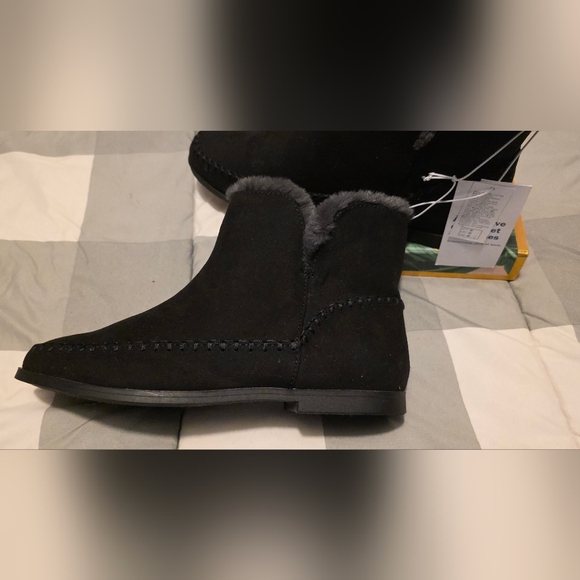 Women's 8 Cozy Black Old Navy Black Boots - Picture 5 of 9